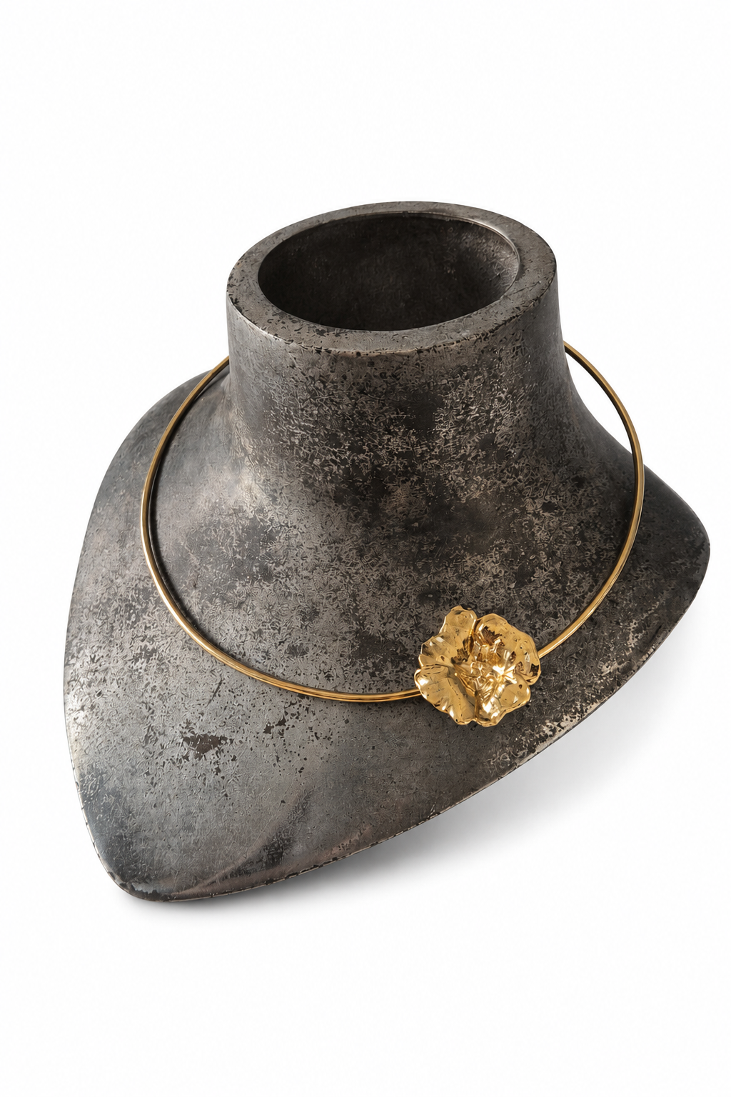 Collier in bronzo con fiore (primula)