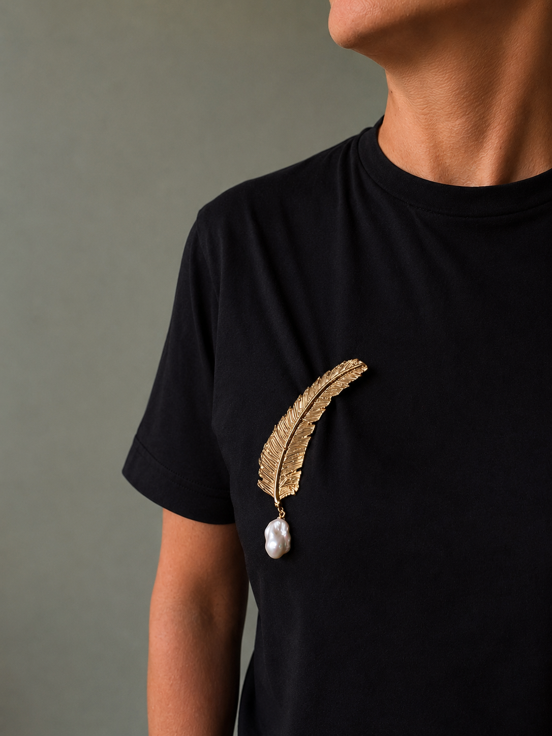 Spilla in bronzo piuma con perla pendente